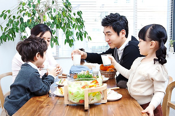 포토 JPG 식물 라이프스타일 그릇 접시 여자 남자 딸 행복 화분 아들 음료 어린이 음식 의자 창문 가족 식탁 탁자 엄마 잔 실내 샌드위치 사랑 가족애 미소 웃음 사람 앉기 동양인 소년 여러명 상반신 성인 라이프 컵 30대 식사 유치원생 기쁨 샐러드 한국인 우유 자녀 아기 블라인드 아빠 즐거움 건배 국내포토 식기 감정 가구 다수 관계 모션 유제품 표정 인종 내부 생활 장년 커튼 파일형식