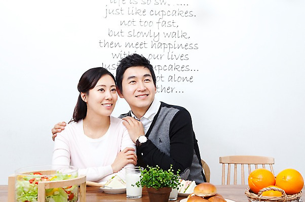 포토 JPG 식물 라이프스타일 그릇 접시 부부 커플 여자 남자 화분 음료 음식 빵 의자 오렌지 과일 식탁 탁자 엄마 잔 실내 샌드위치 사랑 가족애 미소 웃음 사람 앉기 동양인 상반신 성인 두명 라이프 컵 30대 바구니 식사 샐러드 한국인 우유 아빠 장년만 성인만 국내포토 식기 감정 가구 가족 관계 모션 유제품 표정 인종 내부 생활 장년 파일형식