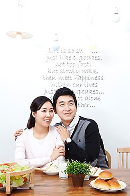 포토 JPG 식물 라이프스타일 그릇 접시 부부 커플 여자 남자 화분 음료 음식 빵 식탁 탁자 엄마 잔 실내 샌드위치 사랑 가족애 미소 웃음 사람 앉기 동양인 상반신 성인 두명 라이프 컵 30대 식사 샐러드 한국인 우유 아빠 장년만 성인만 국내포토 식기 감정 가구 가족 관계 모션 유제품 표정 인종 내부 생활 장년 파일형식