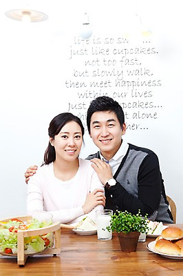 포토 JPG 식물 라이프스타일 그릇 접시 부부 커플 여자 남자 화분 음료 음식 빵 식탁 탁자 엄마 잔 실내 샌드위치 사랑 가족애 미소 웃음 사람 앉기 동양인 상반신 성인 두명 라이프 컵 30대 식사 샐러드 한국인 우유 아빠 장년만 성인만 국내포토 식기 감정 가구 가족 관계 모션 유제품 표정 인종 내부 생활 장년 파일형식