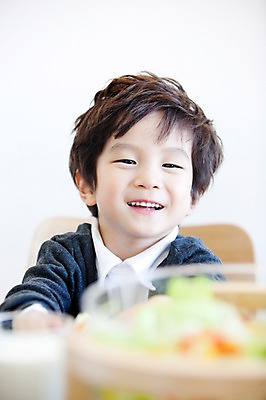 포토 JPG 라이프스타일 그릇 남자 아들 어린이 음식 의자 실내 한명 미소 웃음 사람 앉기 동양인 소년 상반신 식사 유치원생 샐러드 한국인 자녀 남자만 남자한명만 어린이만 소년한명만 국내포토 1 식기 가구 가족 모션 표정 인종 내부 생활 소년만 파일형식