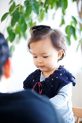 포토 JPG 라이프스타일 여자 딸 잎 가족 실내 사람 앉기 동양인 상반신 두명 라이프 한국인 자녀 아기 여자만 아기만 국내포토 식물 관계 모션 인종 내부 생활 파일형식