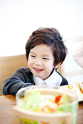 포토 JPG 라이프스타일 그릇 남자 아들 어린이 음식 의자 식탁 탁자 실내 샌드위치 한명 미소 웃음 사람 앉기 동양인 소년 상반신 식사 유치원생 샐러드 한국인 자녀 남자만 남자한명만 어린이만 소년한명만 국내포토 1 식기 가구 가족 모션 표정 인종 내부 생활 소년만 파일형식