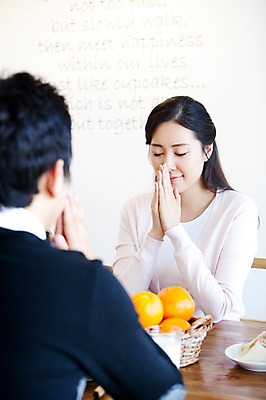 포토 JPG 라이프스타일 그릇 접시 부부 커플 여자 남자 음료 음식 오렌지 과일 식탁 탁자 엄마 잔 실내 샌드위치 미소 웃음 사람 앉기 동양인 상반신 성인 두명 라이프 컵 30대 바구니 식사 한국인 우유 기도 아빠 장년만 성인만 국내포토 식기 가구 가족 관계 모션 유제품 표정 인종 내부 생활 장년 파일형식