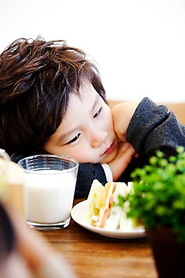 포토 JPG 식물 라이프스타일 그릇 남자 화분 아들 음료 어린이 음식 식탁 탁자 잔 실내 샌드위치 한명 미소 웃음 사람 앉기 동양인 소년 상반신 컵 식사 유치원생 한국인 우유 자녀 남자만 남자한명만 어린이만 소년한명만 국내포토 1 식기 가구 가족 모션 유제품 표정 인종 내부 생활 소년만 파일형식