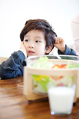 포토 JPG 라이프스타일 그릇 남자 아들 음료 어린이 음식 식탁 탁자 잔 실내 한명 미소 웃음 사람 앉기 동양인 소년 상반신 컵 식사 유치원생 샐러드 한국인 우유 자녀 남자만 남자한명만 어린이만 소년한명만 국내포토 1 식기 가구 가족 모션 유제품 표정 인종 내부 생활 소년만 파일형식