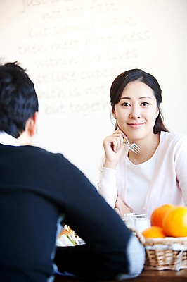 포토 JPG 라이프스타일 부부 커플 여자 남자 음료 음식 포크 오렌지 과일 엄마 잔 실내 미소 웃음 사람 앉기 동양인 상반신 성인 두명 라이프 컵 30대 바구니 식사 한국인 우유 아빠 장년만 성인만 국내포토 식기 가족 관계 모션 유제품 표정 인종 내부 생활 장년 파일형식