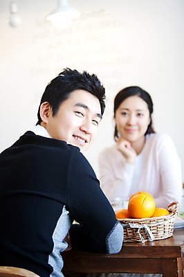 포토 JPG 라이프스타일 부부 커플 여자 남자 음식 오렌지 과일 엄마 실내 미소 웃음 사람 앉기 동양인 상반신 성인 두명 라이프 30대 바구니 식사 한국인 아빠 장년만 성인만 국내포토 가족 관계 모션 표정 인종 내부 생활 장년 파일형식