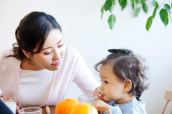 포토 JPG 라이프스타일 여자 딸 행복 음료 음식 잎 오렌지 과일 가족 엄마 잔 실내 빨대 사랑 가족애 미소 웃음 사람 앉기 동양인 상반신 성인 두명 라이프 컵 30대 바구니 식사 기쁨 한국인 우유 자녀 아기 먹기 먹여주기 즐거움 여자만 국내포토 식물 식기 감정 관계 모션 유제품 표정 인종 내부 생활 장년 파일형식
