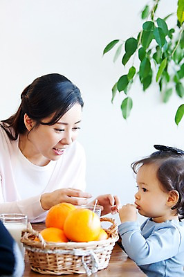포토 JPG 라이프스타일 여자 딸 행복 음료 음식 잎 오렌지 과일 가족 식탁 탁자 엄마 잔 실내 사랑 가족애 미소 웃음 사람 앉기 동양인 상반신 성인 두명 라이프 컵 30대 바구니 식사 기쁨 한국인 우유 자녀 아기 먹기 먹여주기 즐거움 여자만 국내포토 식물 식기 감정 가구 관계 모션 유제품 표정 인종 내부 생활 장년 파일형식