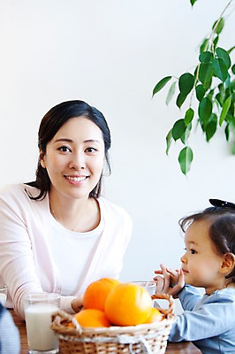 포토 JPG 라이프스타일 여자 딸 행복 음료 음식 잎 오렌지 과일 가족 엄마 잔 실내 사랑 가족애 미소 웃음 사람 앉기 동양인 상반신 성인 두명 라이프 컵 30대 바구니 식사 기쁨 한국인 우유 자녀 아기 먹기 즐거움 여자만 국내포토 식물 식기 감정 관계 모션 유제품 표정 인종 내부 생활 장년 파일형식