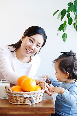 포토 JPG 라이프스타일 그릇 여자 딸 행복 음료 음식 잎 오렌지 과일 가족 식탁 탁자 엄마 잔 실내 사랑 가족애 미소 웃음 사람 앉기 동양인 상반신 성인 두명 라이프 컵 30대 바구니 식사 기쁨 한국인 우유 자녀 아기 먹기 즐거움 여자만 국내포토 식물 식기 감정 가구 관계 모션 유제품 표정 인종 내부 생활 장년 파일형식