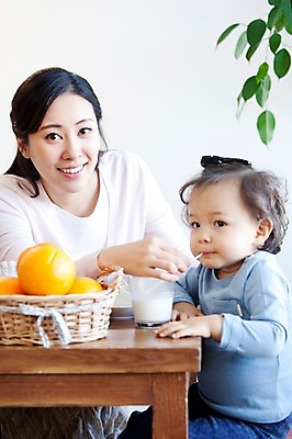 포토 JPG 라이프스타일 그릇 여자 딸 행복 음료 음식 잎 오렌지 과일 가족 식탁 탁자 엄마 잔 실내 빨대 사랑 가족애 미소 웃음 사람 앉기 동양인 상반신 성인 두명 라이프 컵 30대 바구니 식사 기쁨 한국인 우유 자녀 아기 먹기 즐거움 여자만 국내포토 식물 식기 감정 가구 관계 모션 유제품 표정 인종 내부 생활 장년 파일형식