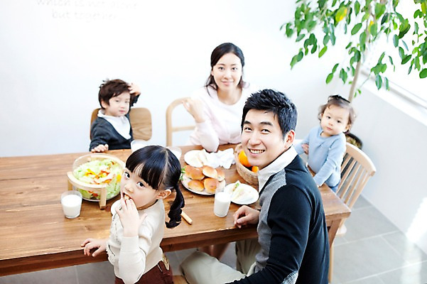 포토 JPG 식물 라이프스타일 그릇 접시 여자 남자 딸 행복 화분 아들 음료 어린이 음식 빵 포크 오렌지 과일 가족 식탁 탁자 엄마 잔 실내 샌드위치 사랑 가족애 미소 웃음 사람 앉기 동양인 소년 여러명 상반신 성인 라이프 컵 30대 바구니 식사 유치원생 기쁨 샐러드 한국인 우유 자녀 아기 아빠 즐거움 다자녀 국내포토 식기 감정 가구 다수 관계 모션 유제품 표정 인종 내부 생활 장년 파일형식