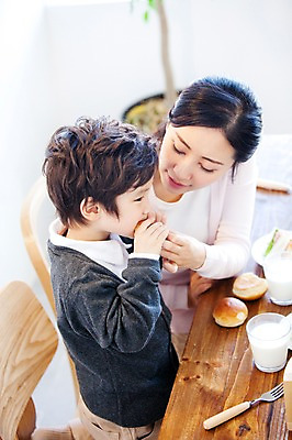 포토 JPG 라이프스타일 그릇 여자 남자 행복 아들 음료 어린이 음식 빵 포크 의자 가족 식탁 탁자 엄마 잔 실내 샌드위치 사랑 가족애 미소 웃음 사람 앉기 동양인 소년 상반신 성인 라이프 컵 30대 식사 유치원생 기쁨 한국인 우유 자녀 먹기 먹여주기 즐거움 국내포토 식기 감정 가구 관계 모션 유제품 표정 인종 내부 생활 장년 파일형식