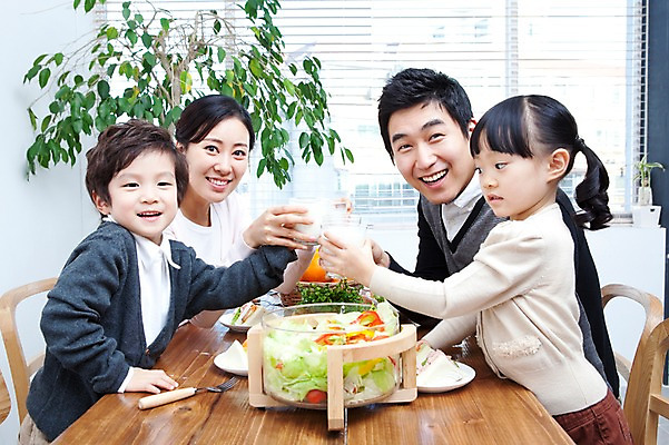 포토 JPG 식물 라이프스타일 그릇 접시 여자 남자 딸 행복 화분 아들 음료 어린이 음식 포크 의자 오렌지 과일 창문 가족 식탁 탁자 엄마 잔 실내 샌드위치 사랑 가족애 미소 웃음 사람 앉기 동양인 소년 여러명 상반신 성인 라이프 컵 30대 바구니 식사 유치원생 기쁨 샐러드 한국인 우유 자녀 블라인드 아빠 즐거움 건배 국내포토 식기 감정 가구 다수 관계 모션 유제품 표정 인종 내부 생활 장년 커튼 파일형식