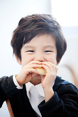 포토 JPG 라이프스타일 남자 아들 어린이 음식 빵 실내 한명 미소 웃음 사람 앉기 동양인 소년 상반신 식사 유치원생 한국인 자녀 먹기 남자만 남자한명만 어린이만 소년한명만 국내포토 1 가족 모션 표정 인종 내부 생활 소년만 파일형식