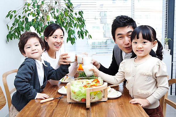 포토 JPG 식물 라이프스타일 그릇 접시 여자 남자 딸 행복 화분 아들 음료 어린이 음식 포크 의자 창문 가족 식탁 탁자 엄마 잔 실내 샌드위치 사랑 가족애 미소 웃음 사람 앉기 동양인 소년 여러명 상반신 성인 라이프 컵 30대 식사 유치원생 기쁨 샐러드 한국인 우유 자녀 블라인드 아빠 즐거움 건배 국내포토 식기 감정 가구 다수 관계 모션 유제품 표정 인종 내부 생활 장년 커튼 파일형식