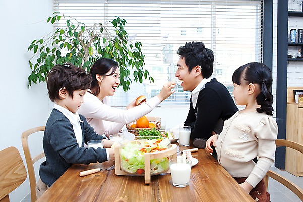 포토 JPG 식물 라이프스타일 그릇 여자 남자 딸 행복 화분 아들 음료 어린이 음식 포크 의자 오렌지 과일 창문 가족 식탁 탁자 엄마 잔 실내 샌드위치 사랑 가족애 미소 웃음 사람 앉기 동양인 소년 여러명 상반신 성인 라이프 컵 30대 바구니 식사 유치원생 기쁨 샐러드 한국인 우유 자녀 블라인드 아빠 먹여주기 즐거움 국내포토 식기 감정 가구 다수 관계 모션 유제품 표정 인종 내부 생활 장년 커튼 먹기 파일형식