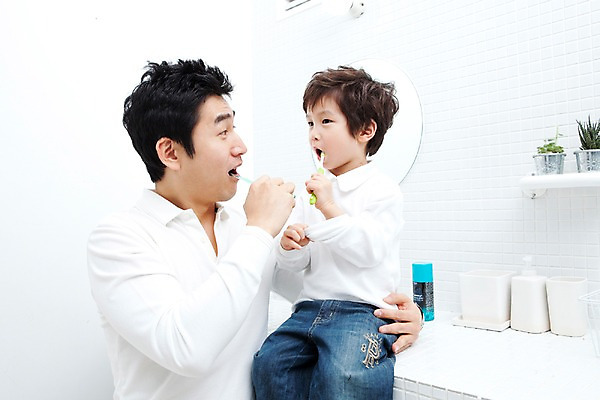 포토 JPG 라이프스타일 남자 행복 아들 어린이 가족 실내 사랑 가족애 미소 웃음 사람 동양인 소년 상반신 성인 두명 라이프 30대 유치원생 기쁨 거울 한국인 욕실 양치 자녀 아빠 칫솔 즐거움 화장실 남자만 국내포토 감정 관계 표정 인종 내부 생활 장년 위생용품 청결 파일형식