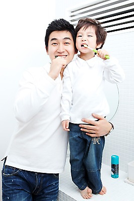 포토 JPG 라이프스타일 남자 행복 아들 어린이 가족 실내 사랑 가족애 서기 미소 웃음 들기 사람 동양인 소년 상반신 성인 두명 라이프 30대 유치원생 기쁨 거울 한국인 욕실 양치 자녀 아빠 칫솔 즐거움 화장실 남자만 국내포토 감정 관계 모션 표정 인종 내부 생활 장년 위생용품 청결 파일형식