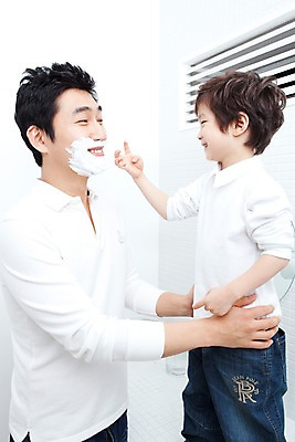 포토 JPG 라이프스타일 남자 행복 아들 어린이 가족 실내 사랑 가족애 서기 미소 웃음 사람 동양인 소년 상반신 성인 두명 라이프 30대 유치원생 기쁨 거울 한국인 욕실 자녀 아빠 즐거움 화장실 면도크림 남자만 국내포토 감정 관계 모션 표정 인종 내부 생활 장년 위생용품 파일형식