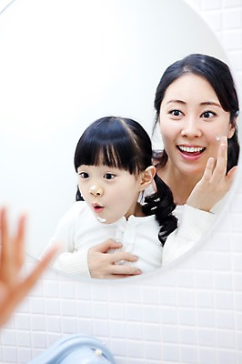 포토 JPG 라이프스타일 여자 딸 행복 어린이 가족 엄마 실내 사랑 가족애 미소 웃음 사람 동양인 성인 두명 라이프 30대 놀람 화장품 유치원생 기쁨 거울 한국인 욕실 자녀 크림 즐거움 화장실 여자만 국내포토 감정 관계 표정 인종 내부 생활 장년 뷰티 파일형식