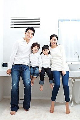 포토 JPG 전신 라이프스타일 여자 남자 딸 행복 아들 어린이 가족 엄마 실내 사랑 가족애 서기 미소 웃음 사람 앉기 동양인 소년 여러명 성인 라이프 30대 유치원생 기쁨 거울 한국인 욕실 자녀 아빠 즐거움 세면대 화장실 국내포토 감정 다수 관계 모션 표정 인종 내부 생활 장년 파일형식