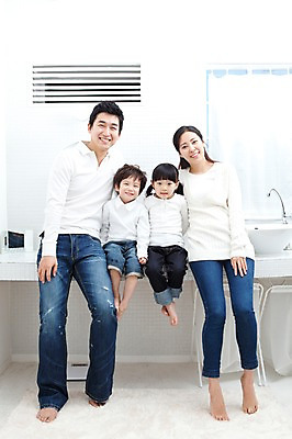 포토 JPG 전신 라이프스타일 여자 남자 딸 행복 아들 어린이 가족 엄마 실내 사랑 가족애 서기 미소 웃음 사람 앉기 동양인 소년 여러명 성인 라이프 30대 유치원생 기쁨 거울 한국인 욕실 자녀 아빠 즐거움 세면대 화장실 국내포토 감정 다수 관계 모션 표정 인종 내부 생활 장년 파일형식