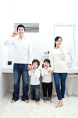 포토 JPG 전신 라이프스타일 여자 남자 딸 행복 아들 어린이 가족 엄마 실내 사랑 가족애 서기 미소 웃음 들기 사람 앉기 동양인 소년 여러명 성인 라이프 30대 손잡기 유치원생 기쁨 거울 한국인 욕실 양치 자녀 아빠 칫솔 즐거움 세면대 화장실 국내포토 감정 다수 관계 모션 표정 인종 내부 생활 장년 위생용품 청결 파일형식