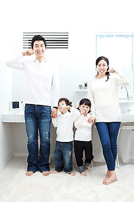 포토 JPG 전신 라이프스타일 여자 남자 딸 행복 아들 어린이 가족 엄마 실내 사랑 가족애 서기 미소 웃음 들기 사람 동양인 소년 여러명 성인 라이프 30대 손잡기 유치원생 기쁨 거울 한국인 욕실 양치 자녀 아빠 칫솔 즐거움 세면대 화장실 국내포토 감정 다수 관계 모션 표정 인종 내부 생활 장년 위생용품 청결 파일형식