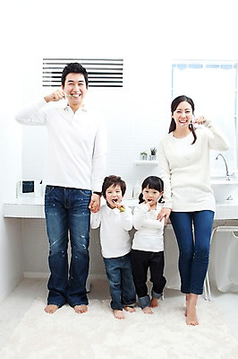 포토 JPG 전신 라이프스타일 여자 남자 딸 행복 아들 어린이 가족 엄마 실내 사랑 가족애 서기 미소 웃음 들기 사람 동양인 소년 여러명 성인 라이프 30대 손잡기 유치원생 기쁨 거울 한국인 욕실 양치 자녀 아빠 칫솔 즐거움 세면대 화장실 국내포토 감정 다수 관계 모션 표정 인종 내부 생활 장년 위생용품 청결 파일형식