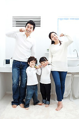 포토 JPG 전신 라이프스타일 여자 남자 딸 행복 아들 어린이 가족 엄마 실내 사랑 가족애 서기 미소 웃음 들기 사람 동양인 소년 여러명 성인 라이프 30대 손잡기 유치원생 기쁨 거울 한국인 욕실 양치 자녀 아빠 칫솔 즐거움 세면대 화장실 국내포토 감정 다수 관계 모션 표정 인종 내부 생활 장년 위생용품 청결 파일형식