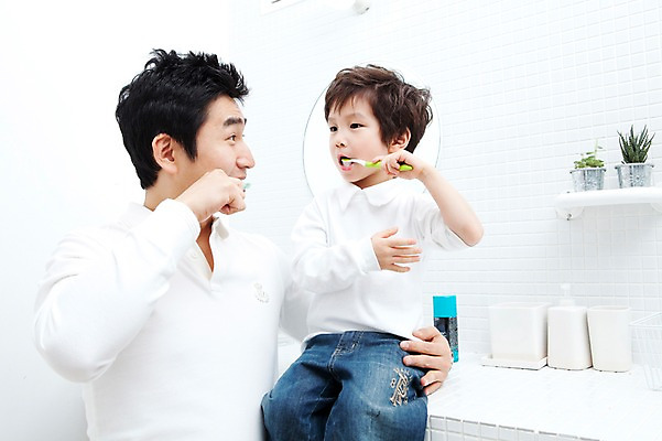 포토 JPG 식물 라이프스타일 남자 행복 화분 아들 화초 어린이 가족 실내 사랑 가족애 서기 미소 웃음 들기 사람 동양인 소년 상반신 성인 두명 라이프 30대 유치원생 기쁨 거울 한국인 욕실 양치 자녀 아빠 칫솔 즐거움 화장실 남자만 국내포토 감정 관계 모션 표정 인종 내부 생활 장년 위생용품 청결 파일형식