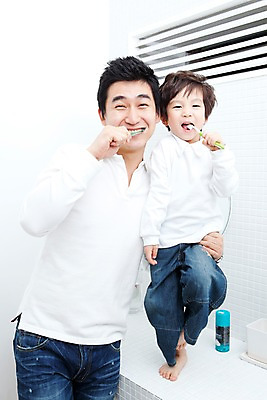 포토 JPG 라이프스타일 남자 행복 아들 어린이 가족 실내 사랑 가족애 서기 미소 웃음 들기 사람 동양인 소년 상반신 성인 두명 라이프 30대 유치원생 기쁨 거울 한국인 욕실 양치 자녀 아빠 칫솔 즐거움 화장실 남자만 국내포토 감정 관계 모션 표정 인종 내부 생활 장년 위생용품 청결 파일형식