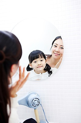 포토 JPG 라이프스타일 여자 딸 행복 어린이 가족 엄마 실내 사랑 가족애 미소 웃음 사람 동양인 상반신 성인 두명 라이프 30대 화장품 유치원생 기쁨 거울 한국인 욕실 자녀 드라이어 크림 즐거움 화장실 여자만 국내포토 감정 관계 표정 인종 내부 생활 장년 뷰티 미용용품 파일형식