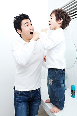 포토 JPG 전신 라이프스타일 남자 행복 아들 어린이 가족 실내 사랑 가족애 서기 미소 웃음 들기 사람 동양인 소년 상반신 성인 두명 라이프 30대 유치원생 기쁨 거울 한국인 욕실 양치 자녀 아빠 칫솔 즐거움 화장실 남자만 국내포토 감정 관계 모션 표정 인종 내부 생활 장년 위생용품 청결 파일형식