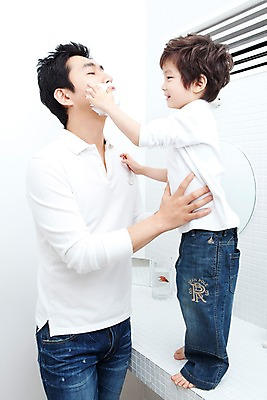 포토 JPG 전신 라이프스타일 남자 행복 아들 어린이 가족 실내 사랑 가족애 서기 미소 웃음 사람 동양인 소년 상반신 성인 두명 라이프 30대 유치원생 기쁨 거울 한국인 욕실 자녀 아빠 즐거움 화장실 면도 면도크림 남자만 국내포토 감정 관계 모션 표정 인종 내부 생활 장년 위생용품 파일형식