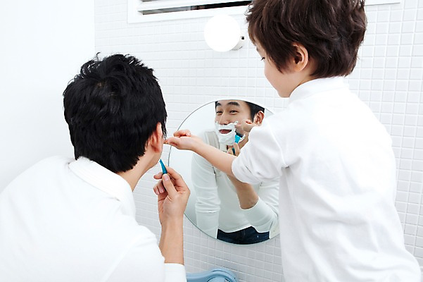 포토 JPG 라이프스타일 남자 행복 아들 어린이 가족 실내 사랑 가족애 서기 사람 동양인 소년 상반신 성인 두명 라이프 30대 유치원생 기쁨 거울 한국인 욕실 자녀 아빠 즐거움 화장실 면도 면도기 면도크림 남자만 국내포토 감정 관계 모션 인종 내부 생활 장년 위생용품 파일형식