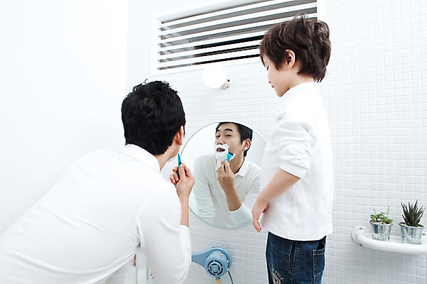 포토 JPG 식물 라이프스타일 남자 행복 화분 아들 화초 어린이 가족 실내 사랑 가족애 서기 사람 동양인 소년 상반신 성인 두명 라이프 30대 유치원생 기쁨 거울 한국인 욕실 자녀 아빠 드라이어 즐거움 화장실 면도 면도기 면도크림 남자만 국내포토 감정 관계 모션 인종 내부 생활 장년 위생용품 미용용품 파일형식