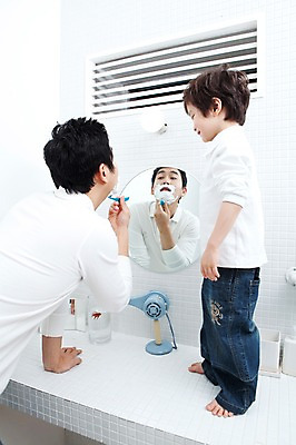 포토 JPG 전신 라이프스타일 남자 행복 아들 어린이 가족 실내 사랑 가족애 서기 사람 동양인 소년 상반신 성인 두명 라이프 30대 유치원생 기쁨 거울 한국인 욕실 자녀 아빠 드라이어 즐거움 화장실 면도 면도기 면도크림 남자만 국내포토 감정 관계 모션 인종 내부 생활 장년 위생용품 미용용품 파일형식