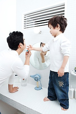 포토 JPG 전신 라이프스타일 남자 행복 아들 어린이 가족 실내 사랑 가족애 서기 사람 동양인 소년 상반신 성인 두명 라이프 30대 유치원생 기쁨 거울 한국인 욕실 자녀 아빠 드라이어 즐거움 화장실 면도 면도기 면도크림 남자만 국내포토 감정 관계 모션 인종 내부 생활 장년 위생용품 미용용품 파일형식
