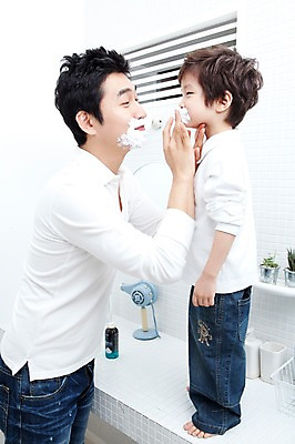 포토 JPG 전신 라이프스타일 남자 행복 아들 어린이 가족 실내 사랑 가족애 서기 사람 동양인 소년 상반신 성인 두명 라이프 30대 유치원생 기쁨 거울 한국인 욕실 자녀 아빠 드라이어 즐거움 화장실 면도 면도크림 남자만 국내포토 감정 관계 모션 인종 내부 생활 장년 위생용품 미용용품 파일형식