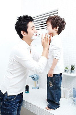 포토 JPG 전신 라이프스타일 남자 행복 아들 어린이 가족 실내 사랑 가족애 서기 미소 웃음 사람 동양인 소년 상반신 성인 두명 라이프 30대 유치원생 기쁨 거울 한국인 욕실 자녀 아빠 드라이어 즐거움 화장실 면도 면도크림 남자만 국내포토 감정 관계 모션 표정 인종 내부 생활 장년 위생용품 미용용품 파일형식