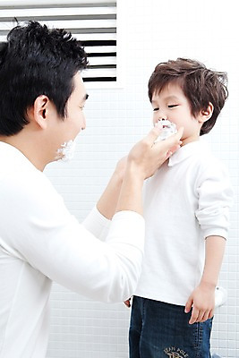 포토 JPG 라이프스타일 남자 행복 아들 어린이 가족 실내 사랑 가족애 서기 미소 웃음 사람 동양인 소년 상반신 성인 두명 라이프 30대 유치원생 기쁨 거울 한국인 욕실 자녀 아빠 즐거움 화장실 면도 면도크림 남자만 국내포토 감정 관계 모션 표정 인종 내부 생활 장년 위생용품 파일형식