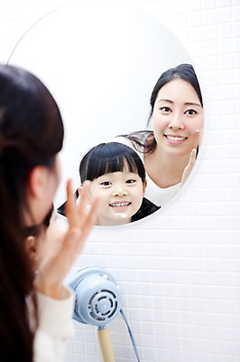 포토 JPG 라이프스타일 여자 딸 행복 어린이 가족 엄마 실내 사랑 가족애 미소 웃음 사람 동양인 상반신 성인 두명 라이프 30대 화장품 유치원생 기쁨 거울 한국인 욕실 자녀 드라이어 크림 즐거움 화장실 여자만 국내포토 감정 관계 표정 인종 내부 생활 장년 뷰티 미용용품 파일형식