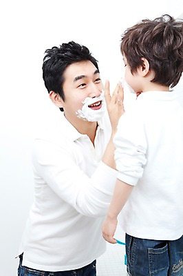 포토 JPG 라이프스타일 남자 행복 아들 어린이 가족 실내 사랑 가족애 서기 미소 웃음 사람 동양인 소년 상반신 성인 두명 라이프 30대 유치원생 기쁨 거울 한국인 욕실 자녀 아빠 즐거움 화장실 면도 면도크림 남자만 국내포토 감정 관계 모션 표정 인종 내부 생활 장년 위생용품 파일형식
