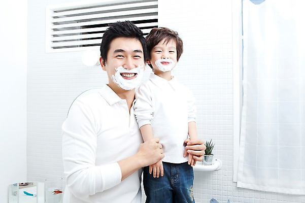 포토 JPG 라이프스타일 남자 행복 아들 어린이 가족 안기 실내 사랑 가족애 서기 미소 웃음 사람 동양인 소년 상반신 성인 두명 라이프 30대 손잡기 유치원생 기쁨 거울 한국인 욕실 자녀 아빠 즐거움 화장실 면도 면도크림 남자만 국내포토 감정 관계 모션 표정 인종 내부 생활 장년 위생용품 파일형식