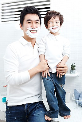 포토 JPG 라이프스타일 남자 행복 아들 어린이 가족 안기 실내 사랑 가족애 서기 미소 웃음 사람 동양인 소년 상반신 성인 두명 라이프 30대 손잡기 유치원생 기쁨 거울 한국인 욕실 자녀 아빠 즐거움 화장실 면도 면도크림 남자만 국내포토 감정 관계 모션 표정 인종 내부 생활 장년 위생용품 파일형식