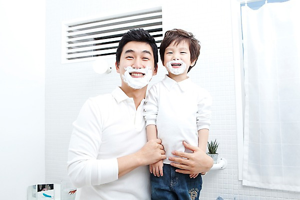 포토 JPG 라이프스타일 남자 행복 아들 어린이 가족 안기 실내 사랑 가족애 서기 미소 웃음 사람 동양인 소년 상반신 성인 두명 라이프 30대 손잡기 유치원생 기쁨 거울 한국인 욕실 자녀 아빠 즐거움 화장실 면도 면도크림 남자만 국내포토 감정 관계 모션 표정 인종 내부 생활 장년 위생용품 파일형식